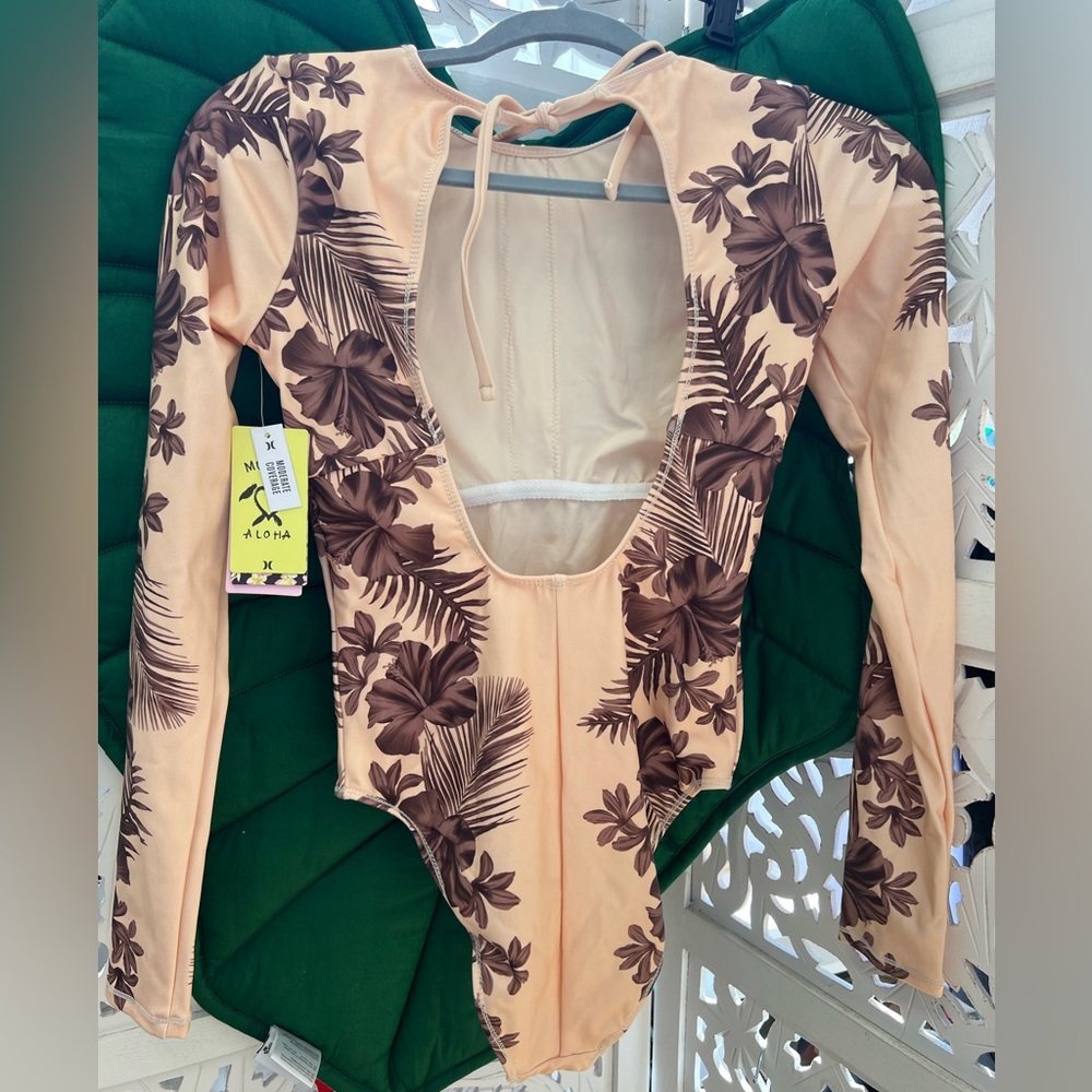NWT Hurley X Carissa Moore Hawaiian lei tie back surf suit. Peach/Brown - Picture 7 of 8
